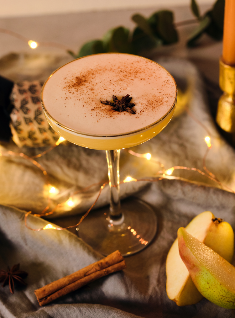 cocktail with cinnamon and apple ingredients 