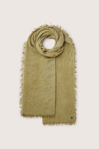 This Soft Fringe Scarf in green with fringes is a must-have accessory for versatile styling options.