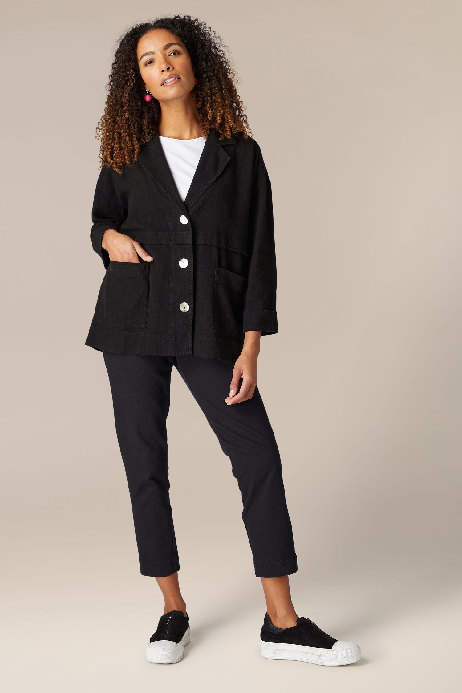 The model is wearing a premium washed Twisted Linen Boxy Jacket, complemented by black pants.