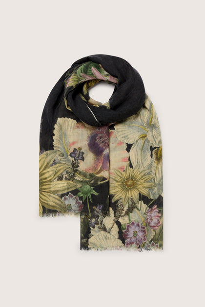 A vintage-inspired Daisy Print woollen scarf with a floral print.