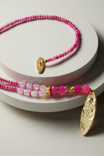 This Pranella bohemian accessory features a pink beaded necklace with a Gold Bead Pendant.