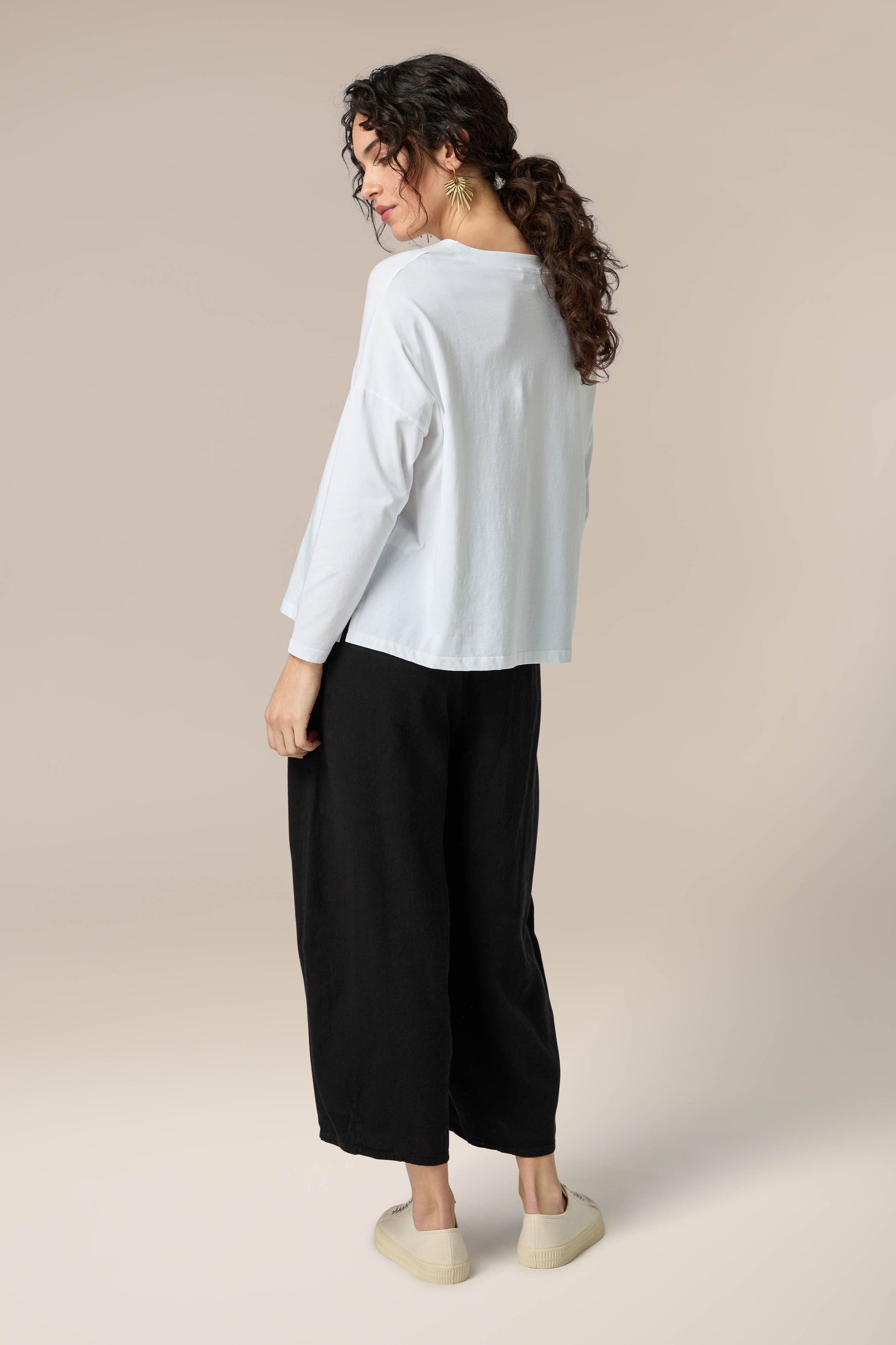 A versatile Cotton Jersey Drapey Top worn by a woman with black culottes.