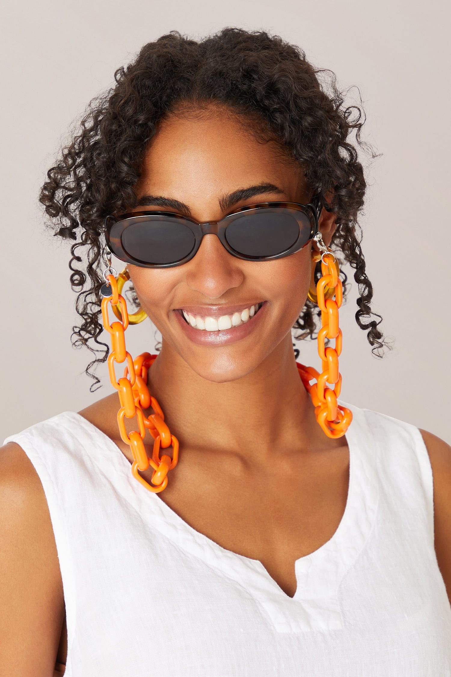 A woman wearing sunglasses with an Anima Glasses Chain.